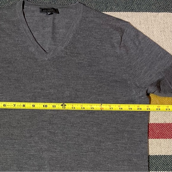 Express 100% Wool V neck Sweater in Gray size mens Large - Picture 9 of 14